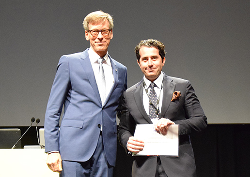 Filippo Graziani riceve il Jaccard Prize da Soren Jepsen, Presidente EFP.